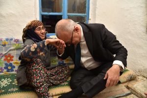 Başkan Ergün, fotoğrafını okşayan Şadiye nine ile buluştu