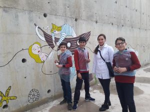 Dünya Çocuk Günü’nde okulun duvarına resim yaptılar