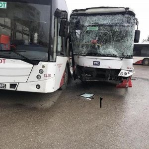 İzmir’de belediye otobüsleri çarpıştı: 18 yolcu yaralandı