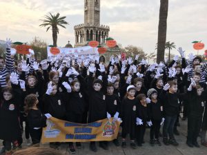 İzmir’de çocuk hakları için sessiz çığlık