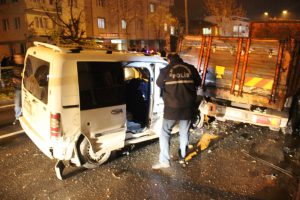 Kamyonet, park halindeki araçlara çarptı: 1 ölü, 1 yaralı