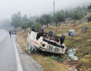 Milas’ta minibüs devrildi: 2 yaralı