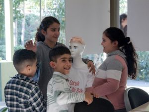 Mülteci çocuklar, ’Çocuk Gibi Bak’ projesiyle topluma kazandırılacak