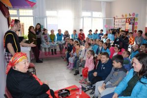 Torbalı’nın uzak mahallelerindeki çocuklar tiyatro oyununu çok sevdi