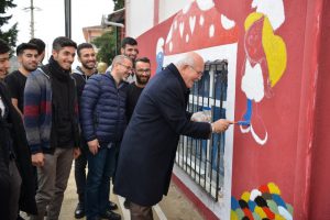 Üniversiteli öğrenciler köy okulunu boyayıp kütüphane kurdu