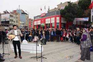 Alaşehirlilere sokakta müzik ziyafeti