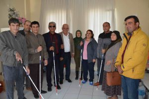 Başkan Karaçelik, görme engellilere baston hediye etti
