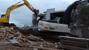 Didim’de turizm alanındaki 36 kaçak yapı yıkıldı