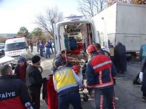 Domaniç’te trafik kazası: 4 yaralı
