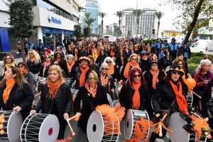 İzmirli kadınlar seçme ve seçilme hakkını davul çalarak kutladı
