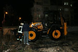 Park halindeki iş makinesi alev alev yandı