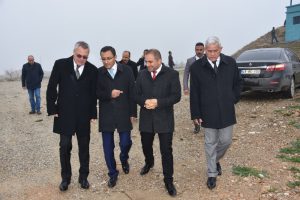 Vali Deniz, Alaşehir’de Sera OSB’sinin yapılacağı araziyi inceledi