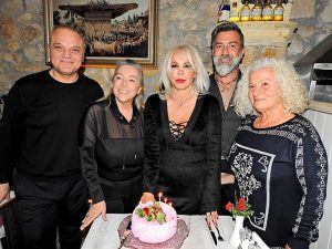 Sanatçı Semiha Yankı, yaş gününü Çeşme’de kutladı