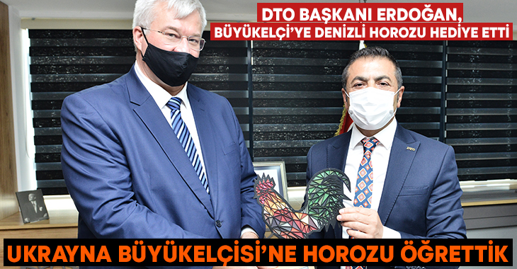 DTO Başkanı Erdoğan, Büyükelçi’ye Denizli Horozu hediye etti! Ukrayna Büyükelçisi’ne horozu öğrettik
