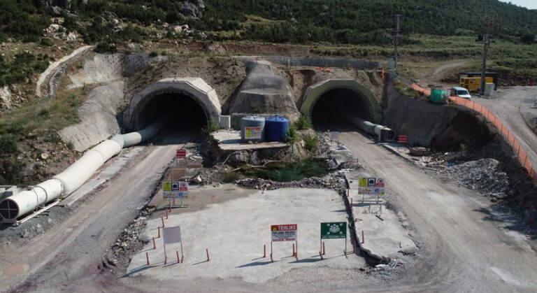 Honaz Tüneli ne zaman açılacak sorusunu da gündeme getirdi. Tünel 2023 yılı içinde hizmete açılacak. Honaz Tüneli'nin 2022 çalışma programını peyzaj düzenlemeleri ve makyaj oluşturmaktadır.