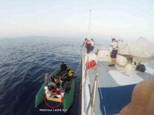 Yunanistan’ın geri ittiği göçmenleri Sahil Güvenlik ekipleri kurtardı