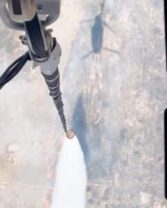 Yangın söndürme helikopterinden alevlere ‘nokta atışı’