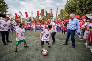 Başkan Zolan, afetzede çocuklarla futbol oynadı