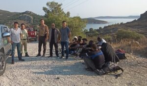 Foça’da 48 düzensiz göçmen yakalandı