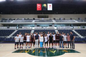 Başkan Şeniz Doğan basketbol takımını ziyaret etti