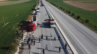  Afyonkarahisar’da kontrolden çıkarak şarampole devrilen tırda yaklaşık 25 ton mandalina