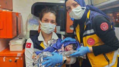 Denizli’de doğum sancıları başlayan 20 yaşındaki genç kadın, bebeğini ambulansta