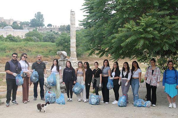Dokuz Eylül Üniversitesi Efes Meslek Yüksekokulu öğrencileri gönüllülük çalışmaları kapsamında
