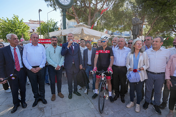 Gönüllü sporcu Nejvet Sarıkaya, Gaziemir Belediye Başkanı Ünal Işık’ın ve