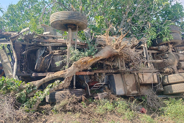 Manisa'nın Turgutlu ilçesinde freni patlayan vidanjörün devrildiği kazada sürücü yaralandı.