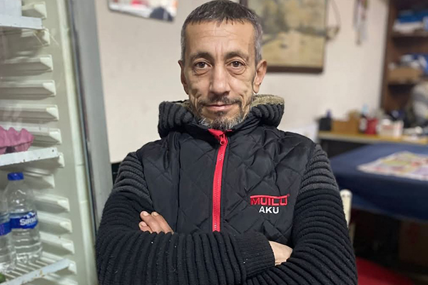 İzmir’de yolun sol şeridinde yürüyen bir yaya, süt tankerinin çarpması