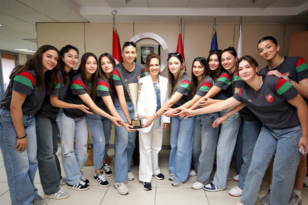 Karşıyaka Belediye Başkanı Yıldız Ünsal, Türkiye Genç Kızlar Voleybol Şampiyonası'nda