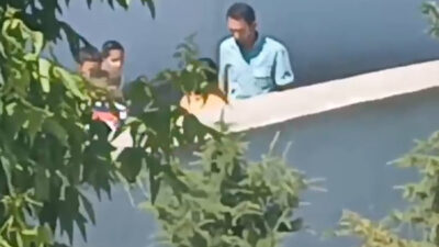 Afyonkarahisar'da bir öğretmenin 9 yaşındaki öğrencini okul bahçesinde tokatladığı anlar