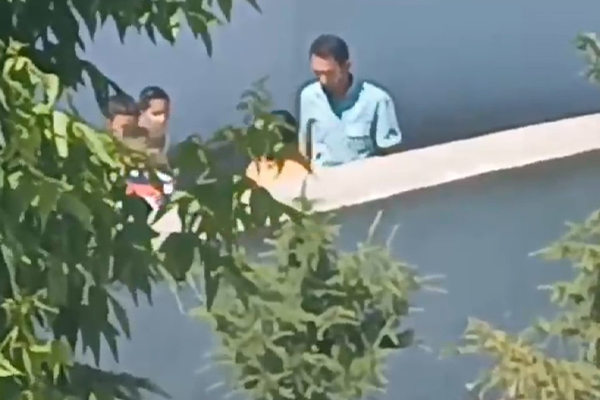 Afyonkarahisar'da bir öğretmenin 9 yaşındaki öğrencini okul bahçesinde tokatladığı anlar