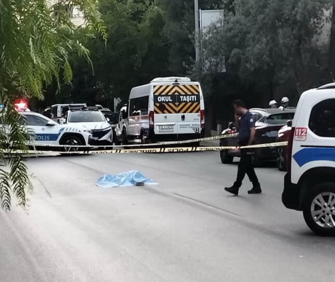 İzmir’in Buca ilçesinde, trafiğin aktığı yola yatan bir kadın, iki