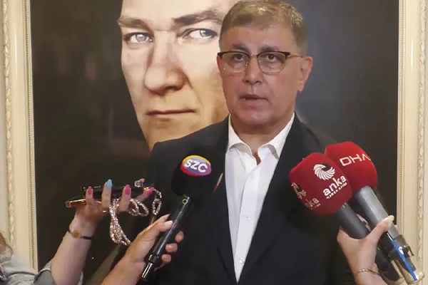İzmir Büyükşehir Belediye Başkanı Dr. Cemil Tugay, belediyede yürütülen toplu