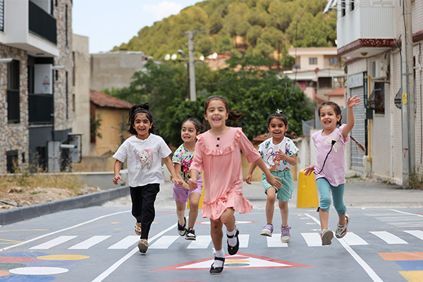 Buca Belediyesi, ilçenin sokaklarını yeniden tasarlayarak minik Bucalılar için yepyeni