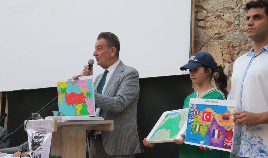 Foça’da düzenlenen ‘Yeniden Atatürk Cumhuriyeti’ panelinde ADD Genel Başkanı Hüsnü
