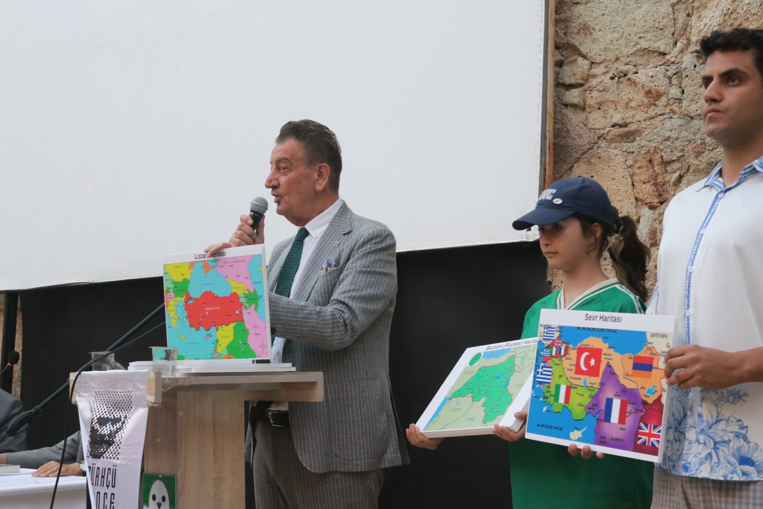 Foça’da düzenlenen ‘Yeniden Atatürk Cumhuriyeti’ panelinde ADD Genel Başkanı Hüsnü