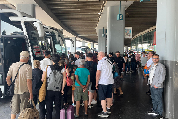 Kurban Bayramı tatilinin son gününde İzmir Otogarı'nda dönüş yoğunluğu yaşanıyor.
