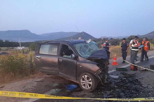  İzmir'de 3 aracın karıştığı zincirleme trafik kazasında 5 kişi hayatını