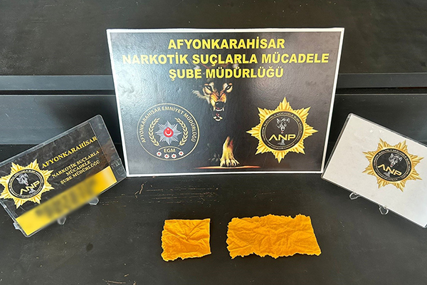 Afyonkarahisar'da 3 adet peçeteye emdirilmiş uyuşturucu ile yakalanan 3 kişi