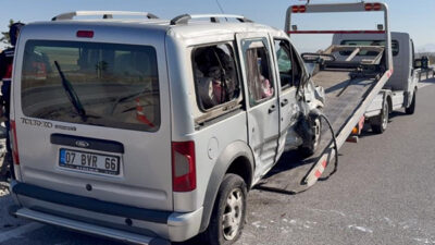 Afyonkarahisar’da kontrolden çıkarak orta refüje devrilen hafif ticari araçta 2