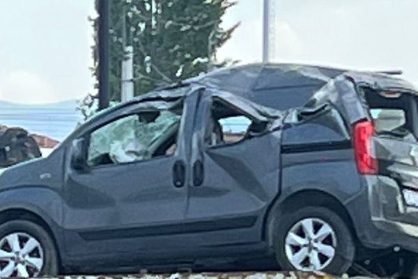  Kütahya'nın Tavşanlı ilçesinde meydana gelen trafik kazasında hafif ticari aracın