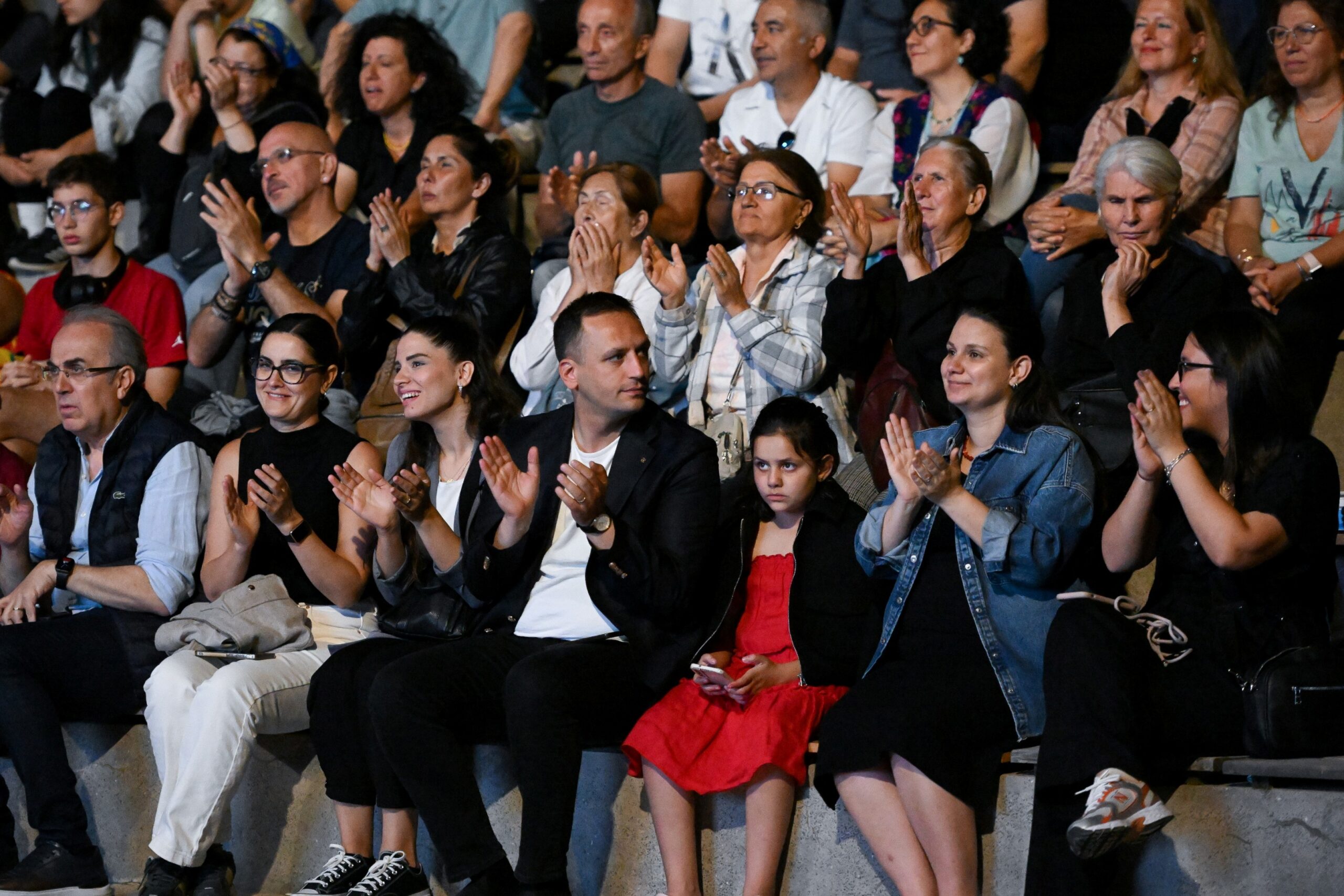 Bornova Belediyesi’nin “Halay” temasıyla düzenlediği 4. Halk Oyunları Festivali, renkli