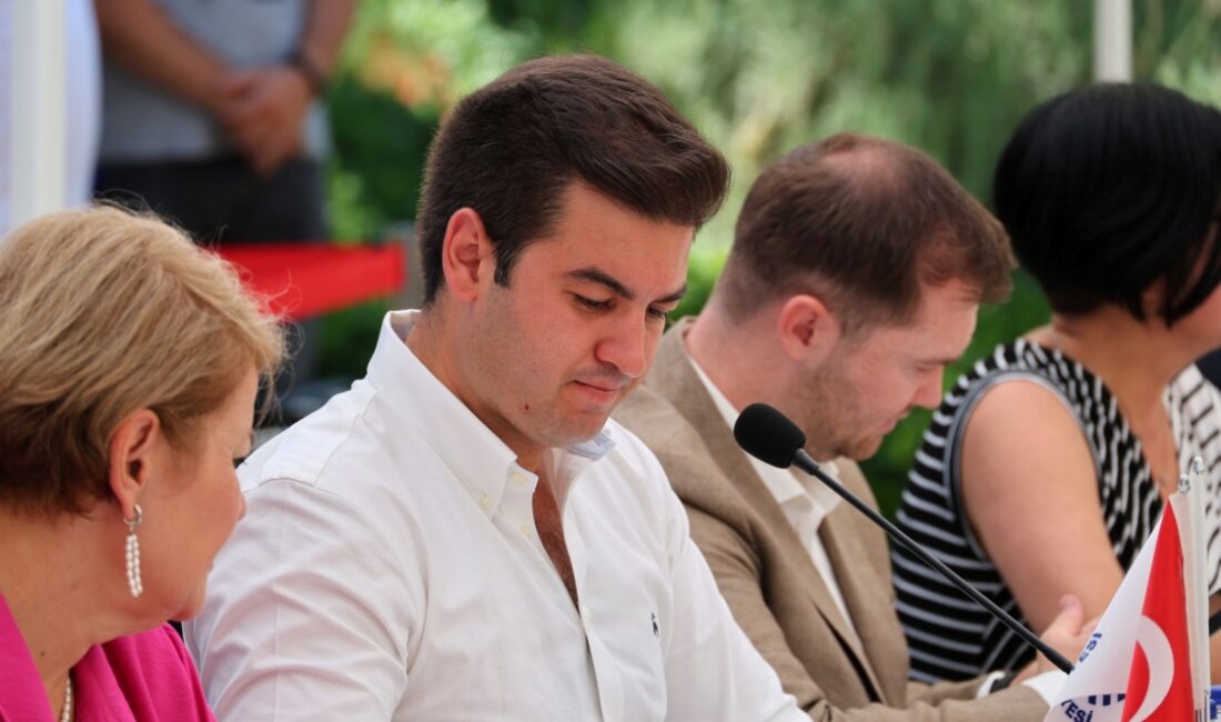 Bodrum Belediye Başkanı Tamer Mandalinci, halk buluşmaları kapsamında vatandaşlarla bir