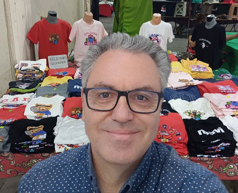 Uzun yıllar spor spikerliği yapan ve televizyon ekranlarından tanınan Selçuk