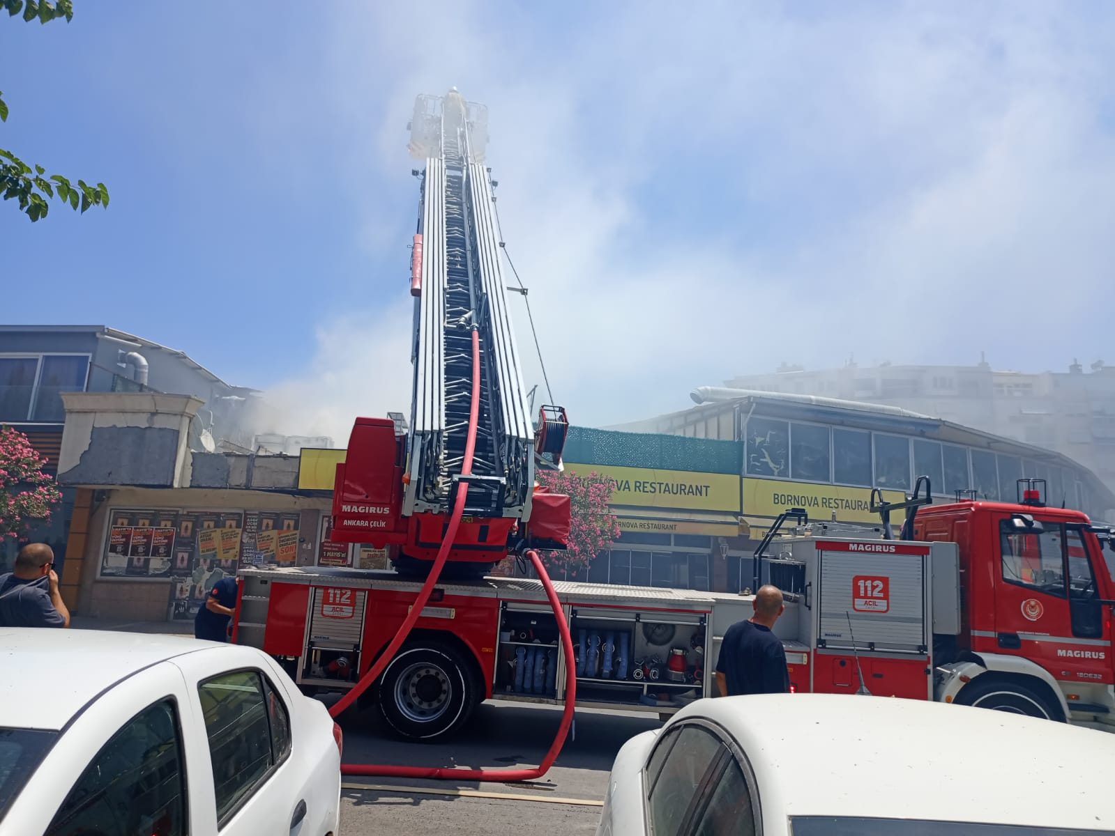 İzmir’in Bornova ilçesinde, Belediye Başkanlık binasının karşısında bulunan bir restoranın
