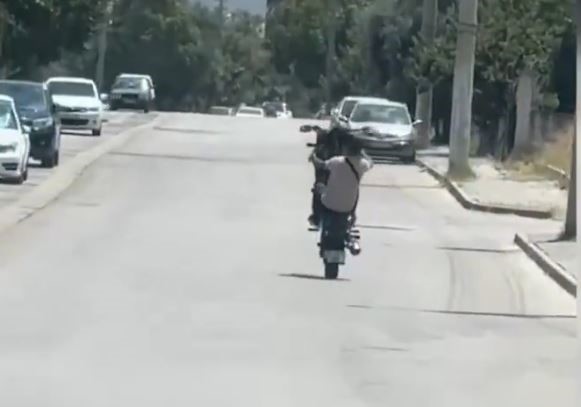 Denizli’de akrobatik hareketler yaparak trafiğe tehlikeye atan motosiklet sürücüsüne, emniyet