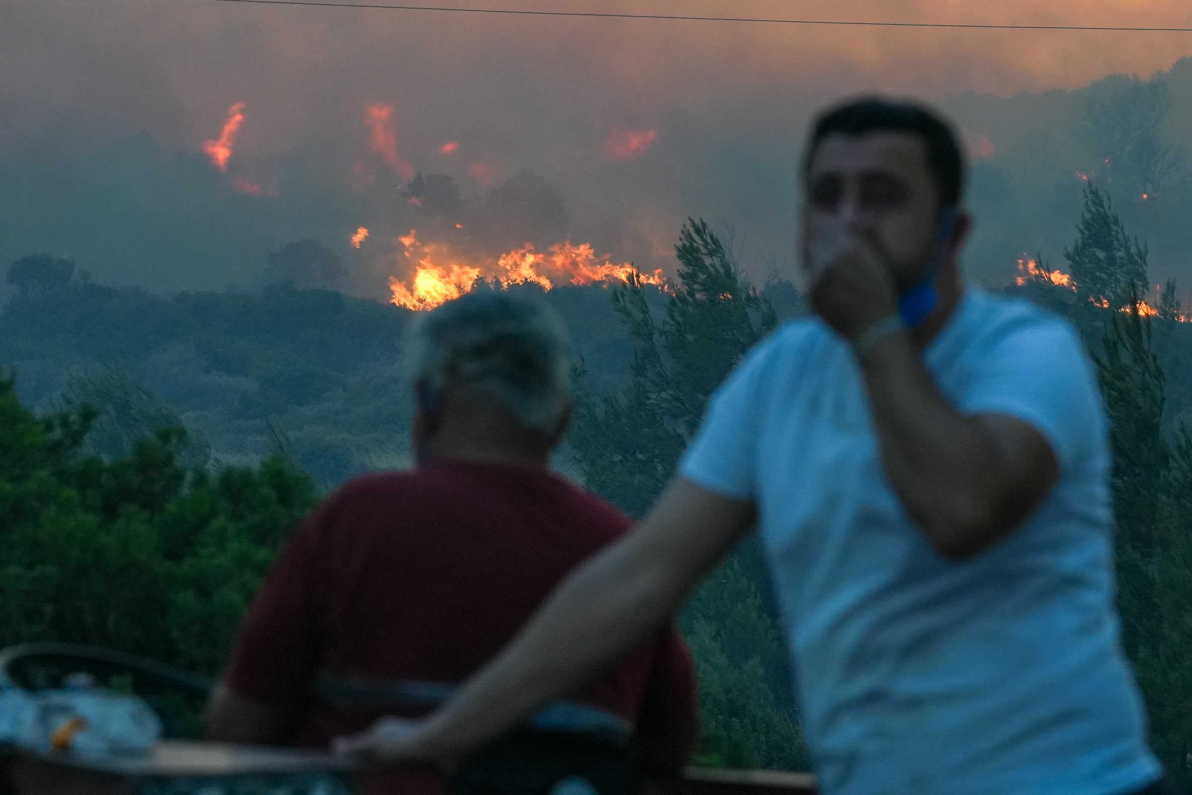 İzmir’in Çeşme ilçesine bağlı Ildır Mahallesi’nde öğle saatlerinde başlayan yangın,