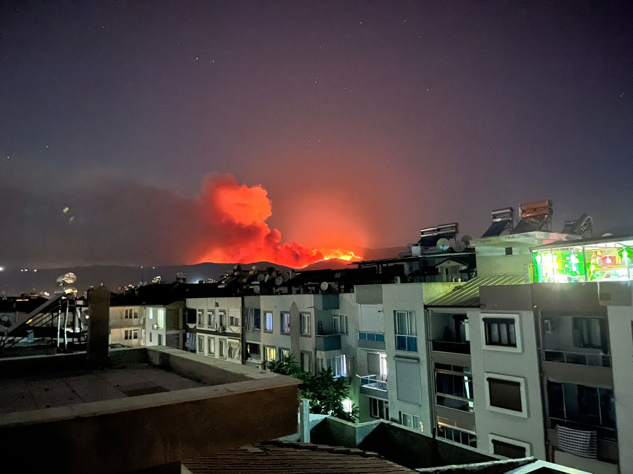 İzmir’in Çeşme ilçesindeki yangının ardından bu kez Ödemiş ilçesi alevlerle